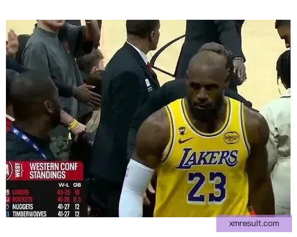 詹姆斯本赛季85次扣篮超前两年 获盛赞:退役前应拿五千万年薪 詹姆斯本赛季85次扣篮超前两年 获盛赞:退役前应拿五千万年薪